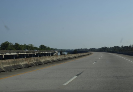 Auf dem Weg nach New Orleans: Autobahn in gewohnter US-Qualität - ©Alexander Lechner