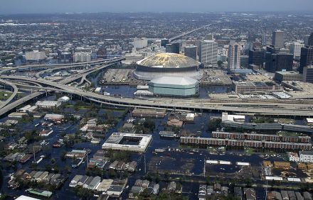 Der abgedeckte Superdome wurde zum Symbol für New Orleans und Katrina